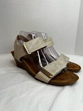 Sofft Women's Beige Wedge Sandals with Adjustable Straps
